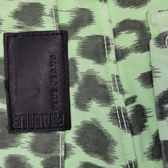 Fragile Blue Jeans Lime Cheetah Print Faded/Distressed Shorts Size 24 - Picture 7 of 15